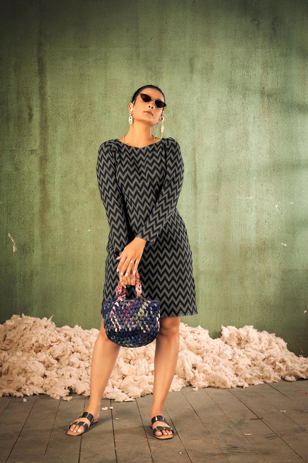 Vacation dress with round neck and full sleeves