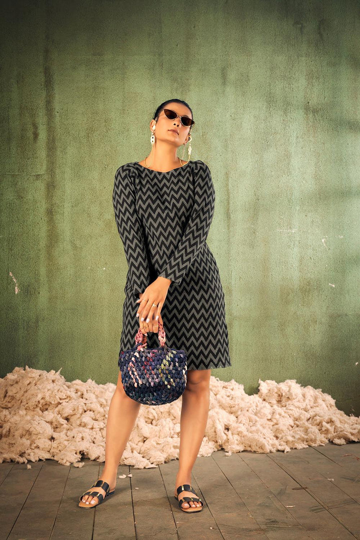 Vacation dress with round neck and full sleeves