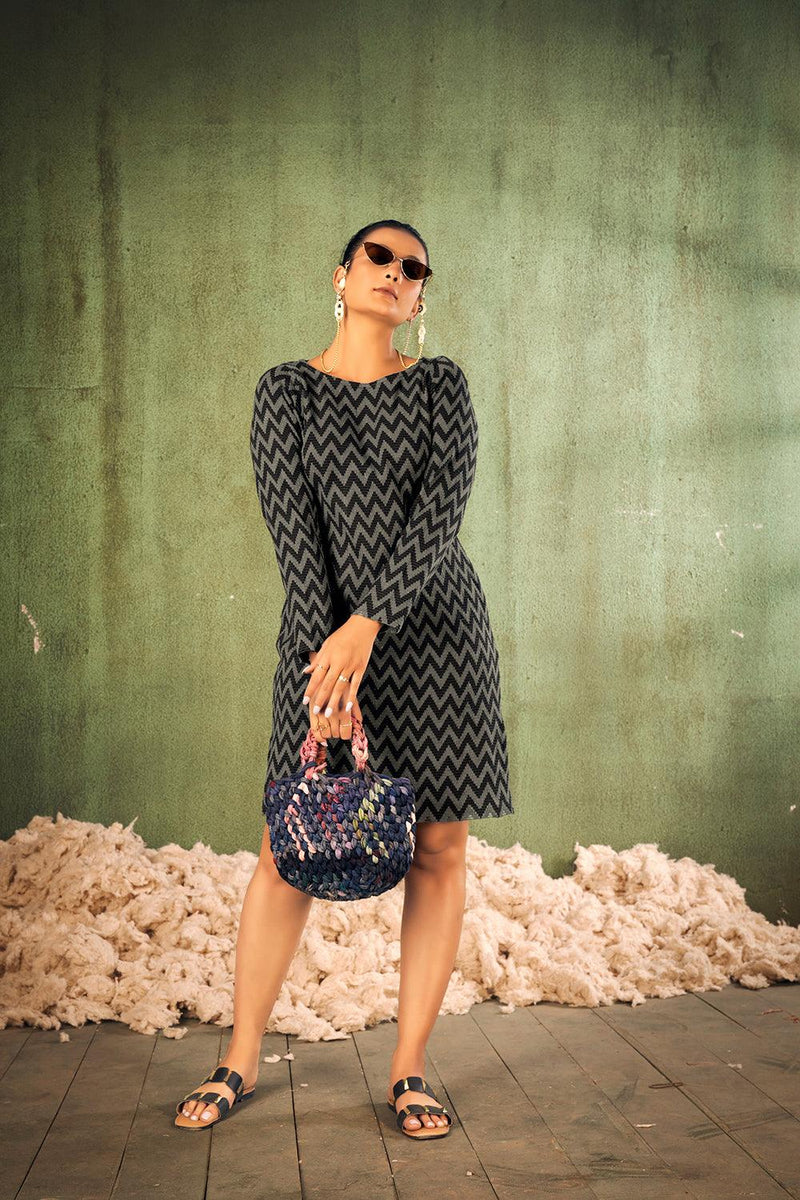 Vacation dress with round neck and full sleeves